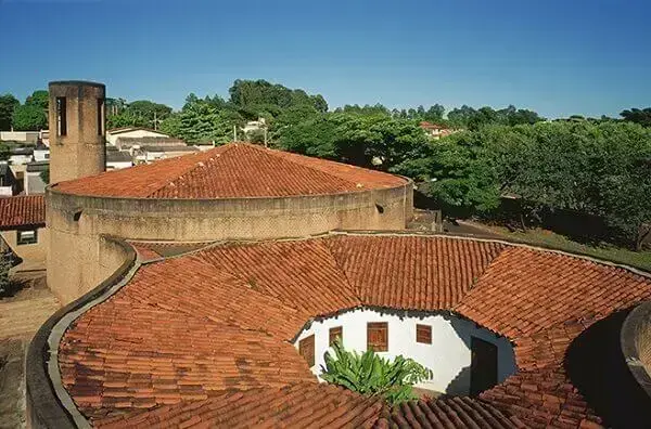 Lina Bo Bardi: Igreja Divino Espirito Santo do Cerrado (vista aérea)