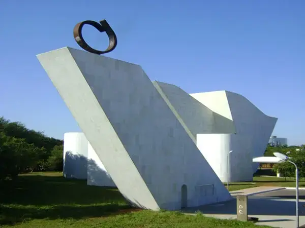 Oscar Niemeyer: Panteão da Liberdade visto por trás
