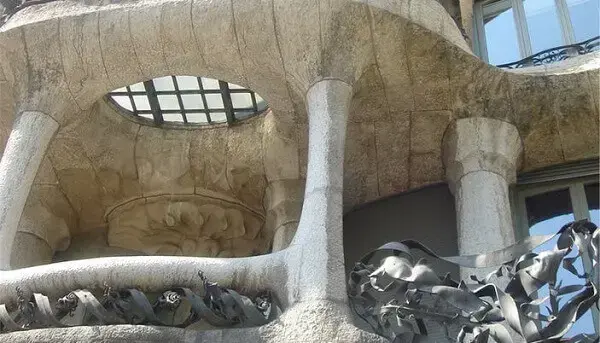 Antoní Gaudí: Casa Milà - detalhe da fachada