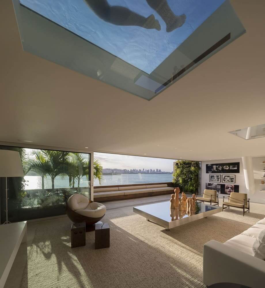 Arthur Casas: sala com piscina de vidro no teto