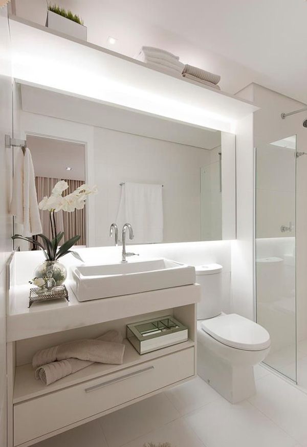iluminacao-ideal-para-banheiro-branco-com-espelho