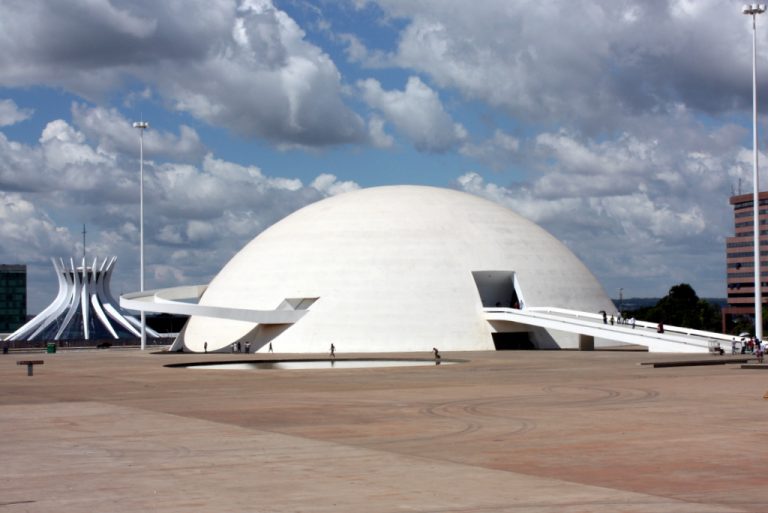 Arquitetura do Brasil, representada por Brasília, é "melancólica, feia e desumana" Arquitetura-de-brasilia-museu-nacional-honestino-guimaraes-768x513