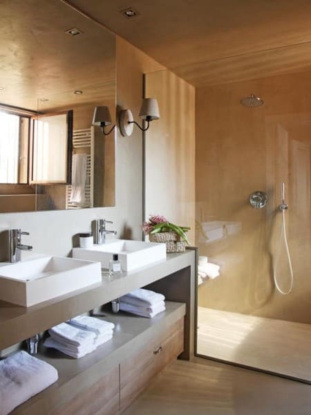 Banheiro de casal com cubas de apoio quadradas e arandela (foto: Pinterest)