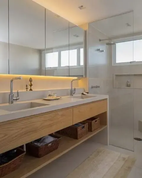 Banheiro de casal com móvel de madeira e box de vidro (foto: Tua Casa)