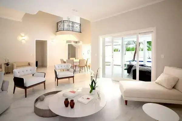 Como escolher piso: sala de estar com piso de mármore branco (projeto: Andrea Petini)