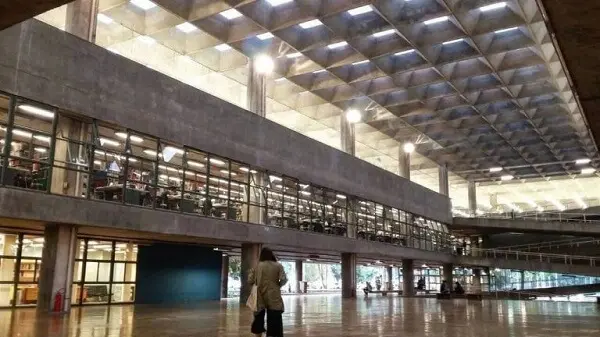 Vilanova Artigas: Interior do prédio da FAU