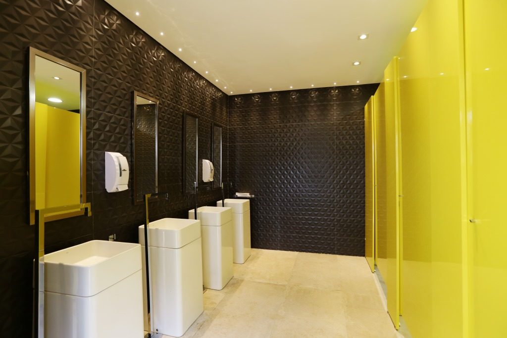 banheiro-de-coworking-preto-e-amarelo