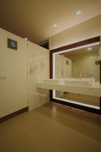 projeto-de-banheiro-publico-loucas-e-metais