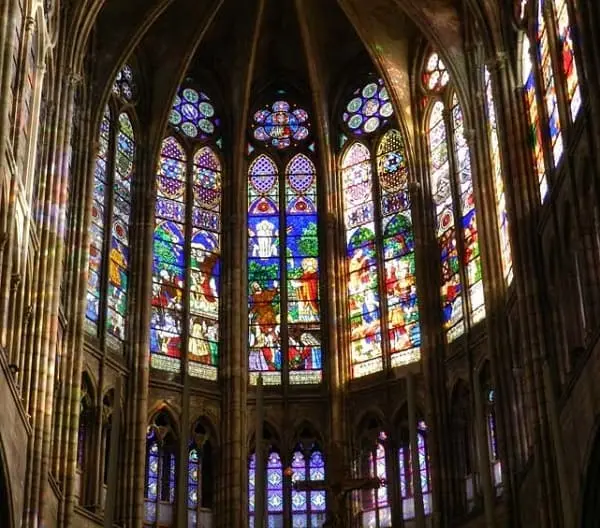 Arquitetura gótica: Vitrais de Saint Denis