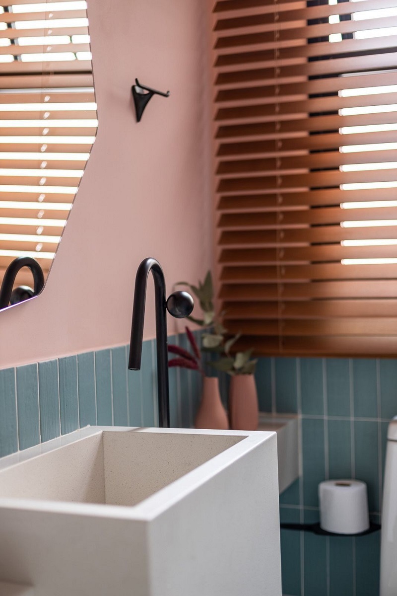 Banheiro com torneira Orbe e papeleira/cabideiro Jader Almeida - Marca Deca (Projeto Duda Senna)