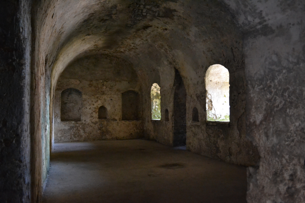 Castelos Medievais Janelas pequenas traziam pouca iluminação natural para o ambiente