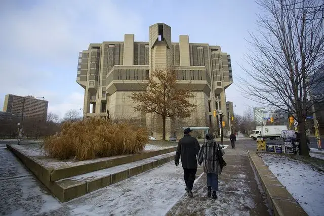 Arquitectura brutalista: Biblioteca de la Universidad de Toronto (Canadá)