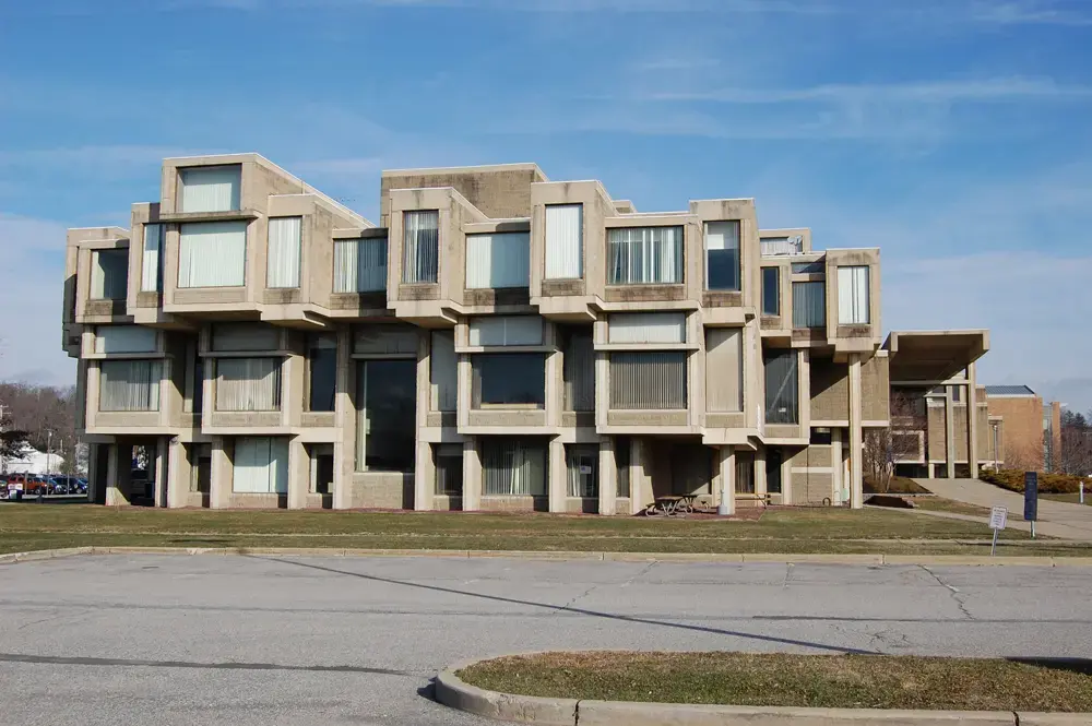 Arquitectura brutalista: edificio del gobierno central del condado de Orange (EE. UU.)