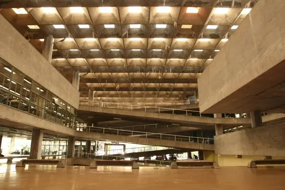 Arquitetura brutalista: prédio da FAU