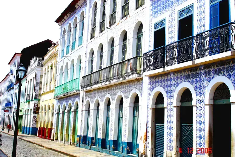 Arquitetura colonial: casarões com azulejos portugueses