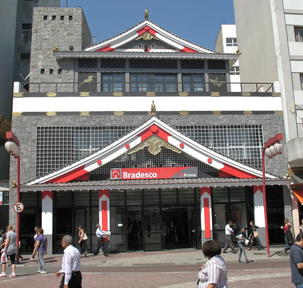 Arquitetura japonesa: agência bancária na Liberdade com fachada japonesa