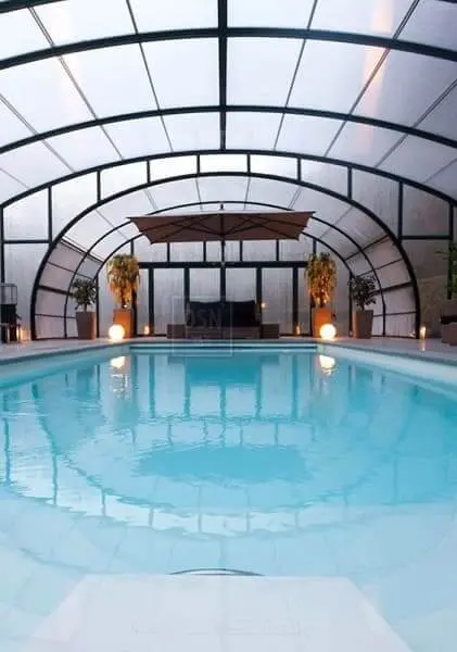 Modelos de telhados de policarbonato são ideais para piscinas