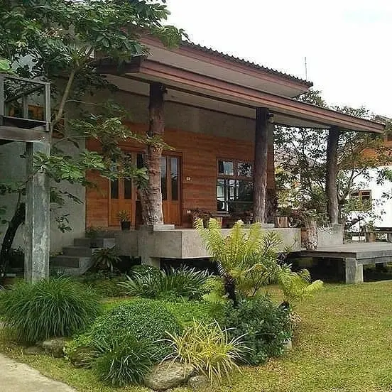 Projeto de Casa de Praia: casa de concreto e madeira com viga de tronco de árvore (fonte: @programacasadesign)