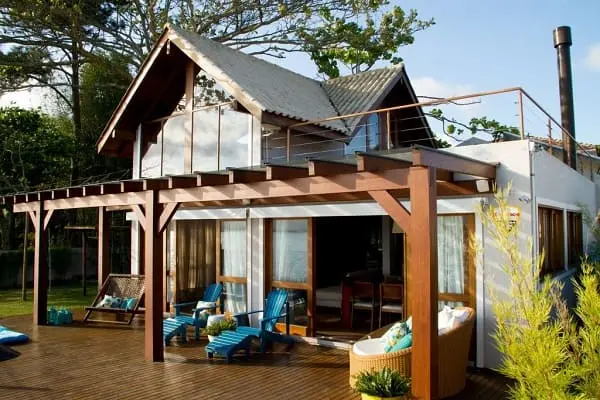 Projeto de Casa de Praia: varanda com pergolado (projeto: Espaço do Traço Arquitetura)