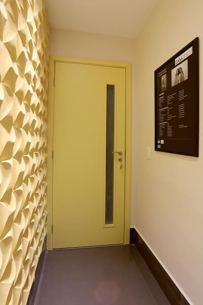 Tipos de portas: porta amarela com detalhe vazado (projeto: Rejane Fonseca Arquitetura e Design de interiores)