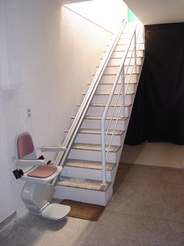 Projetos de casas adaptadas para idosos: elevador de escada para cadeirantes