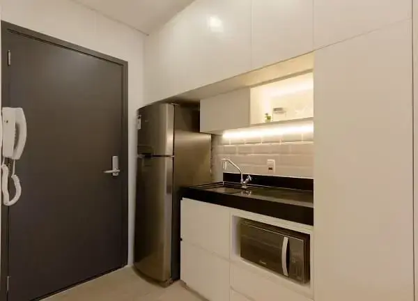 Tipos de portas: porta de abrir preta combina com decoração da cozinha (projeto: Grazielli Vadilletti)
