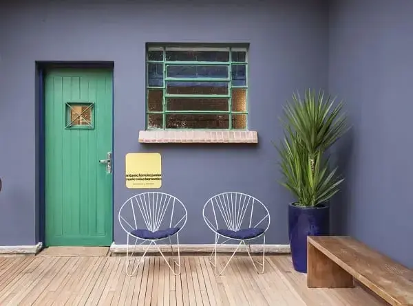 Tipos de portas: porta de abrir verde em parede roxa (projeto: Antônio Ferreira Junior e Mário Celso Bernardes)