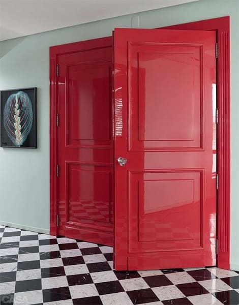 Tipos de portas: porta de abrir vermelha traz destaque para o ambiente