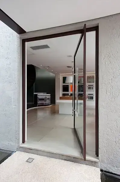 Tipos de portas: porta de vidro pivotante (projeto: CSDA arquitetura + decoração)