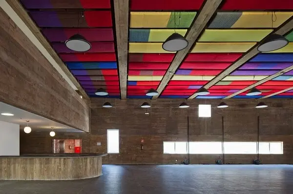 Praça das Artes: Interior com materiais coloridos