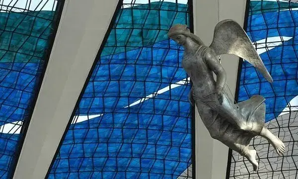 Catedral de Brasilia: Escultura de ángel suspendida por cable de acero (Alfredo Ceschiatti)