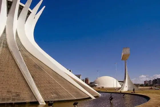 Catedral de Brasilia: Espejo de agua