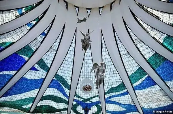 Catedral de Brasília: Vitrais e anjos