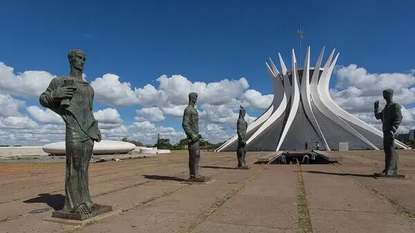 Catedral de Brasília: esculturas na entrada