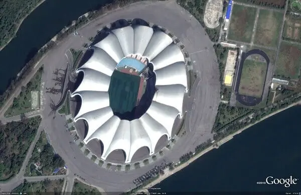 Maior estádio do mundo: Estádio Rungrado 1º de Maio - cobertura com formato de uma magnólia