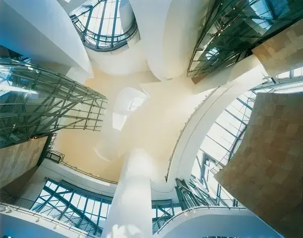 Grandes projetos arquitetônicos: Museu Guggenheim de Bilbao - Átrio