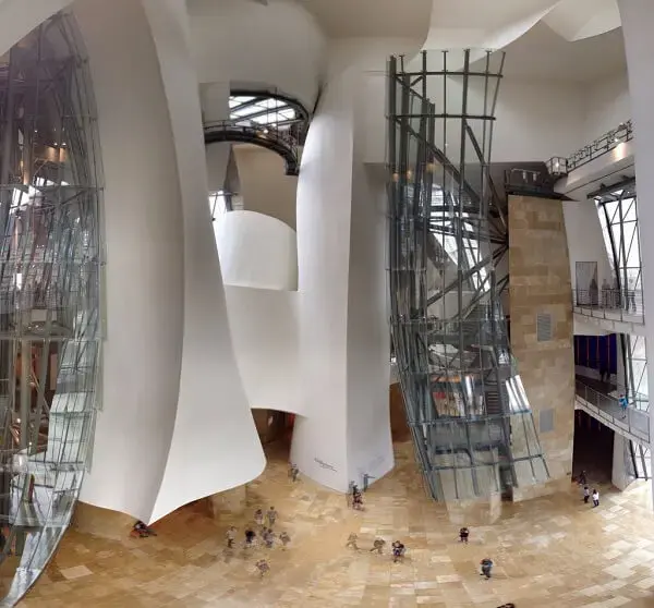 Museu Guggenheim de Bilbao: curvas no átrio