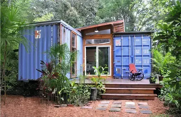 Casa sostenible: casa con contenedores y madera