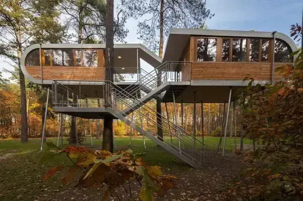 Casa sostenible: casa de madera suspendida