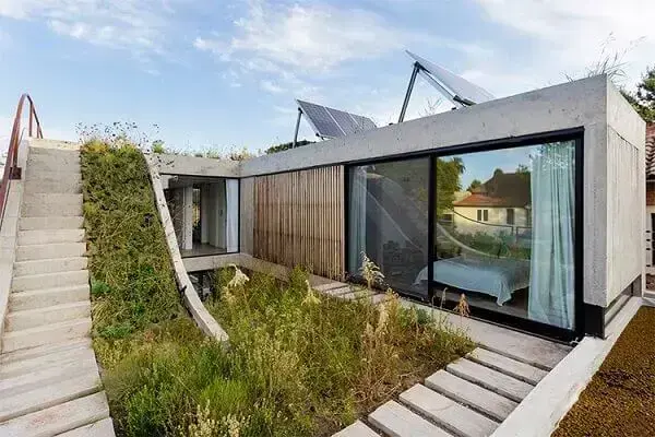 Casa sustentável: casa com terraço jardim e painel solar (argentina)