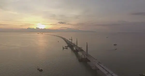 Maior ponte do mundo durante a construção