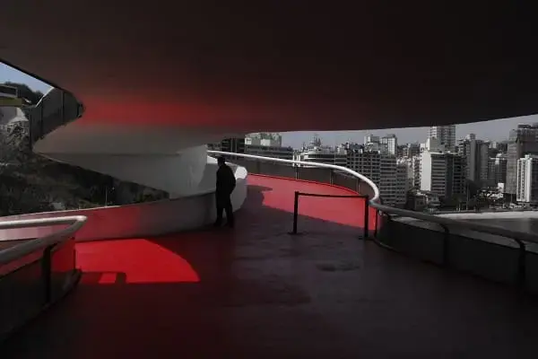 Museu de Arte Contemporânea de Niterói: detalhe da escadaria vermelha (foto: archdaily)