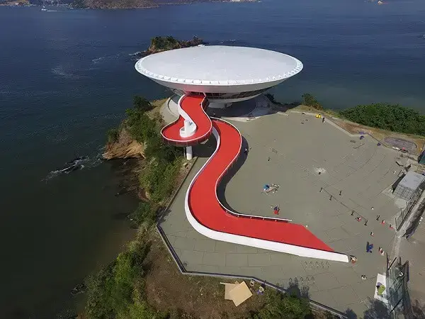 Museu de Arte Contemporânea de Niterói: rampa (vista aérea)