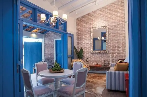 Cores primárias: sala de jantar com decoração azul (Rico Mendonça)