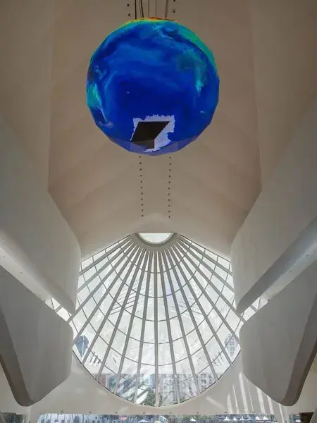 Museu do Amanhã: globo terrestre na entrada