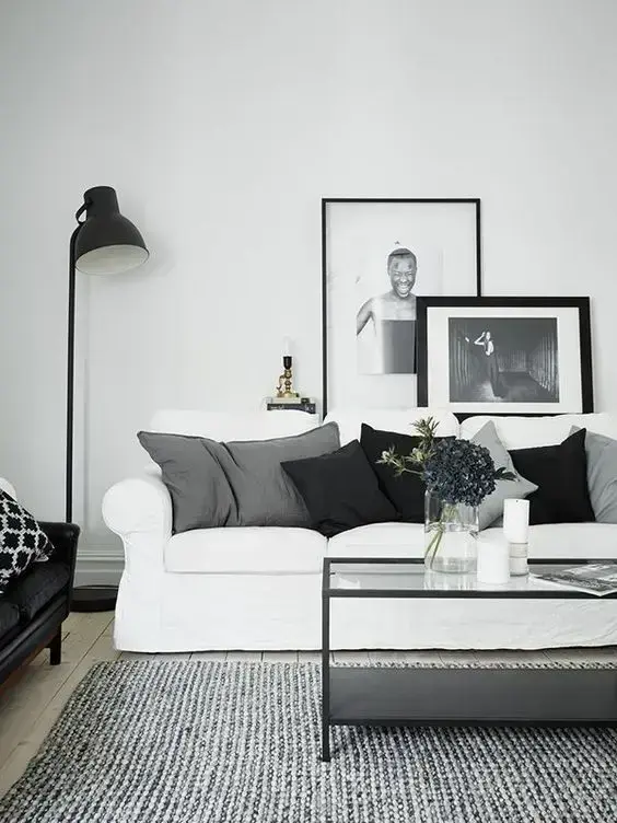 Minimalismo: sala de estar minimalista com decoração em tons de preto e branco