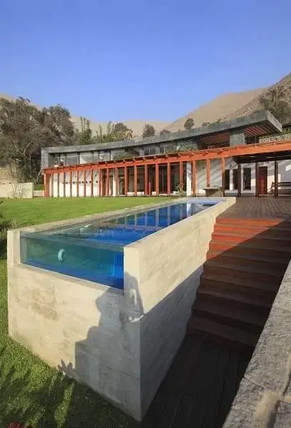 La piscina de vidrio larga es ideal para áreas recreativas más pequeñas (foto: ideas de decoración)