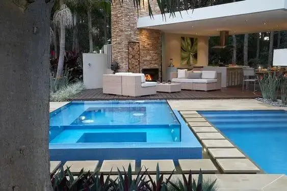 Glass Pool comparte espacio con la piscina con conexión a tierra (foto: Pinterest)