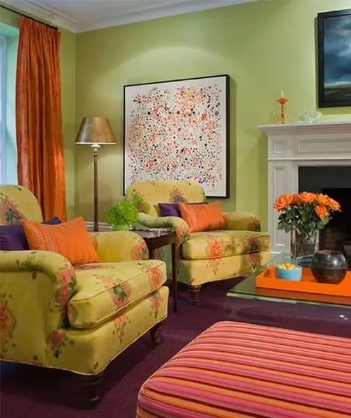 23. Círculo cromático: sala com cores verde, roxo e laranja (foto: Hom is Home)