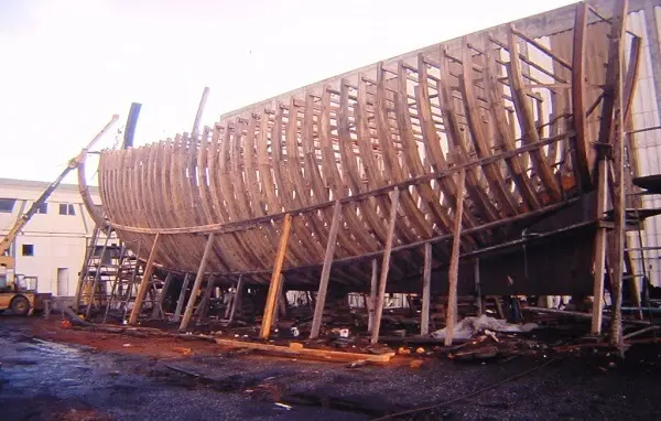 Madeira de lei: barco em construção